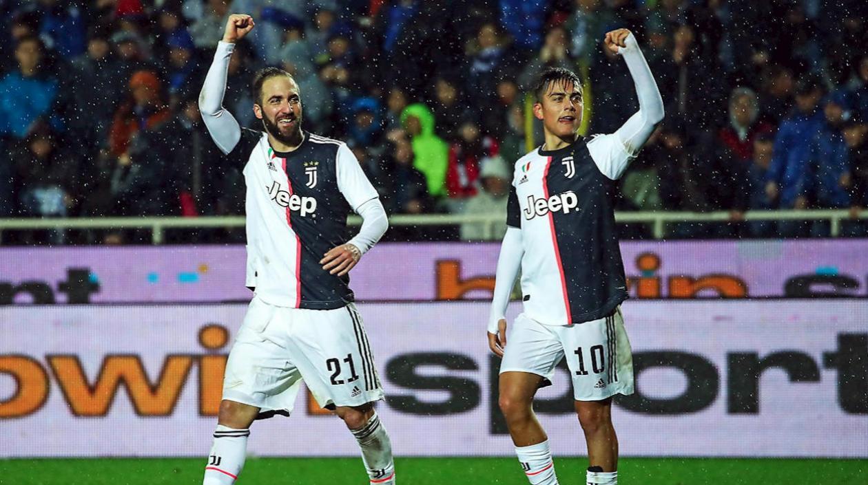 Gonzalo Higuaín y Paulo Dybala celebran tras la victoria. 
