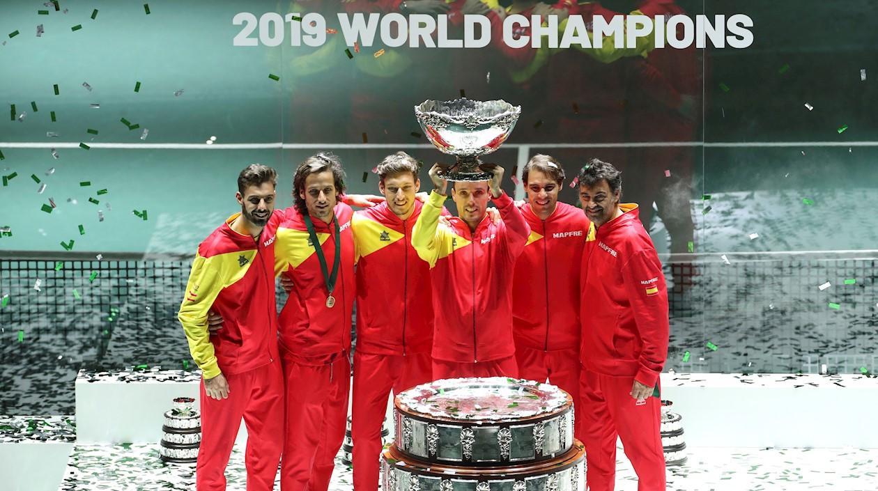 Los jugadores del equipo español tras recibir el trofeo que les acredita vencedores de la final de Copa Davis, tras derrotar a la selección de Canadá.