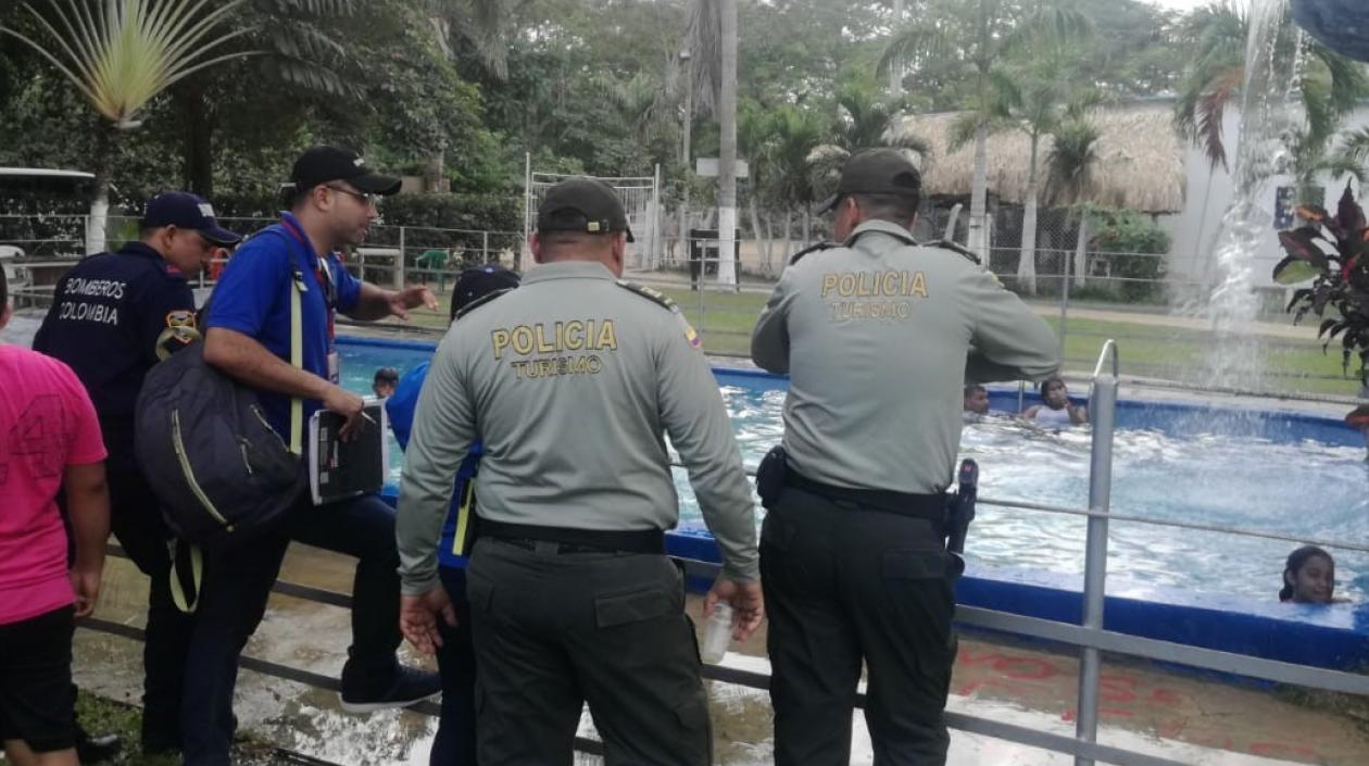Grupo de la Policía del Atlántico visitando piscinas en el departamento.