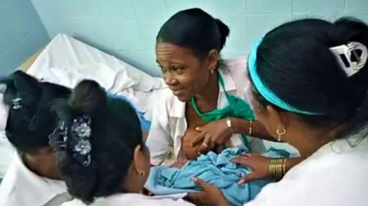 La médica estomatóloga Yudelsi Céspedes, de 35 años, amamantando a un bebé abandonado. 