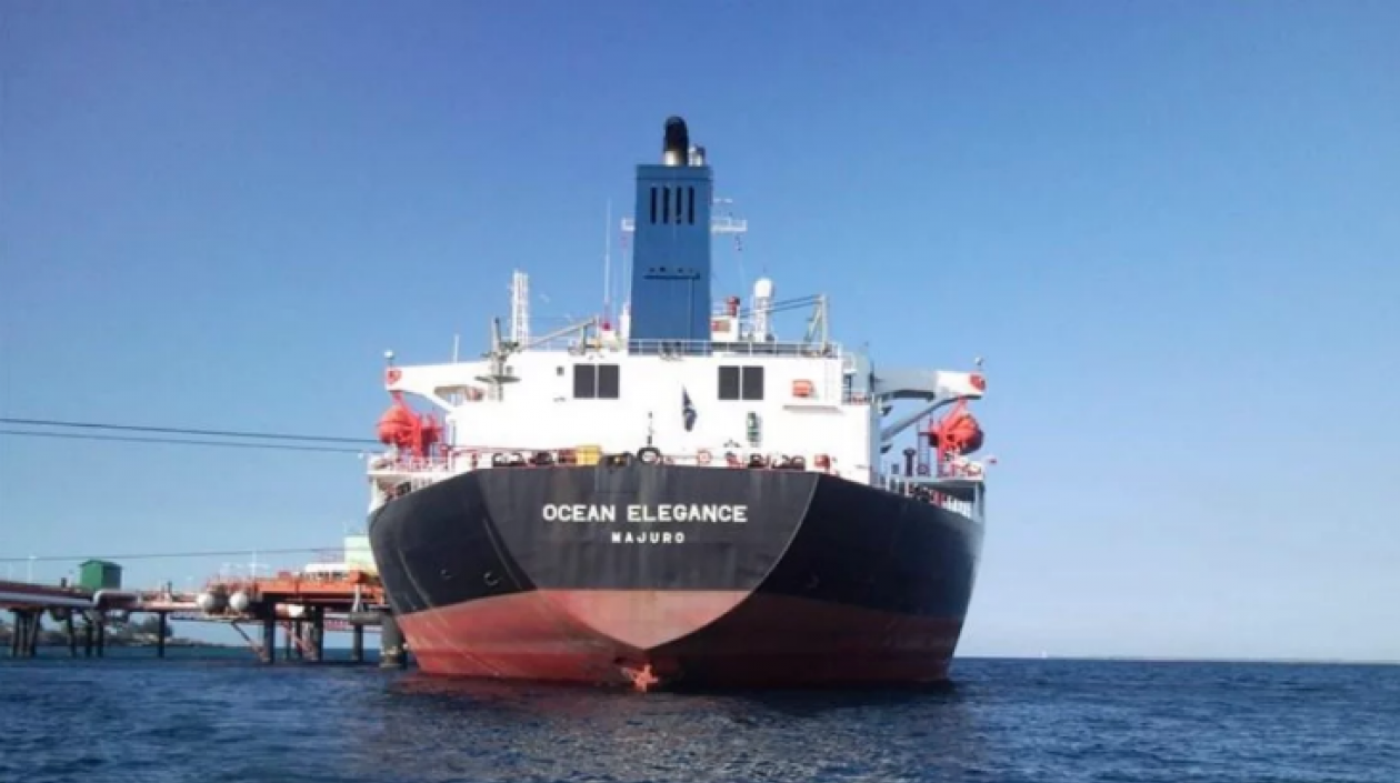 Algunos buques petroleros venezolanos cambian de nombre para evitar sanciones de EEUU.