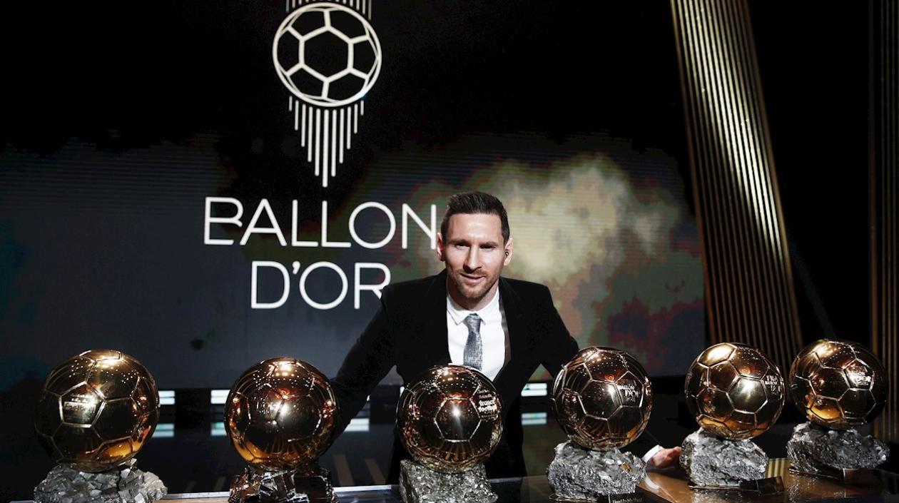 Lionel Messi posa al lado de sus seis balones de oro. 