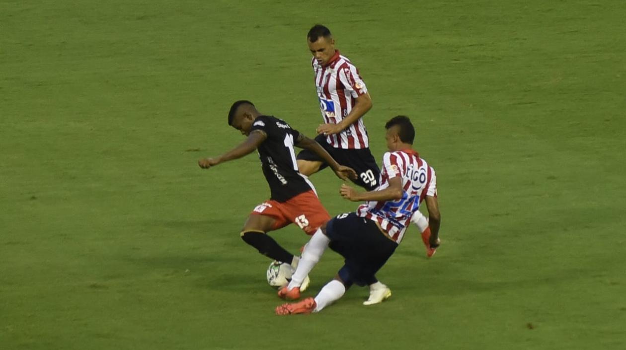 Acción de un duelo entre Junior y América, donde participan Marlon Piedrahíta y Víctor Cantillo. 