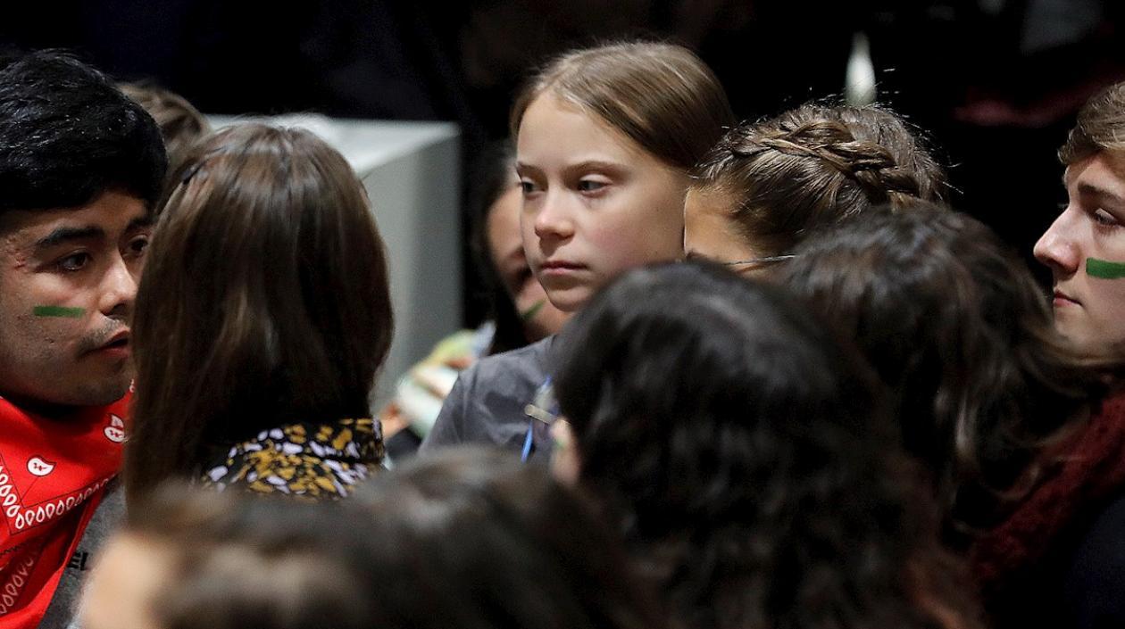 La joven activista climática de 16 años Greta Thunberg (c) asiste con otros jóvenes a la Cumbre Mundial del Clima.