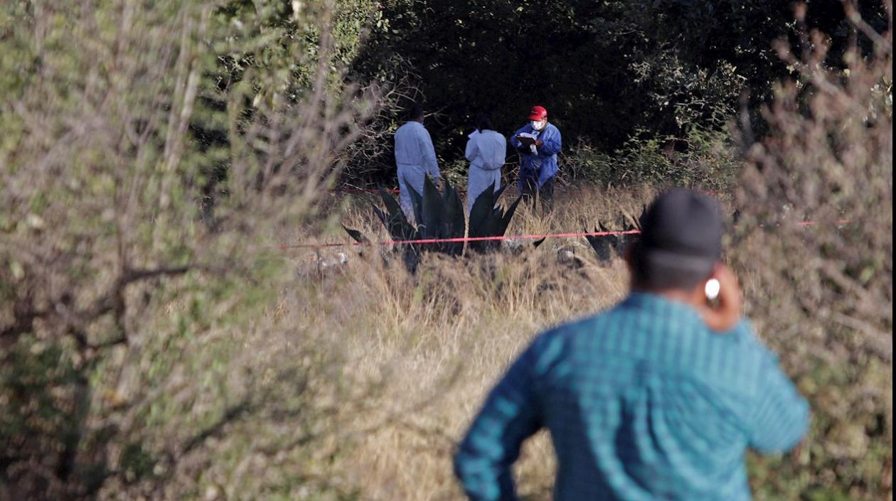 Peritos forenses laboran este viernes en México, en el lugar donde explotó una venta de pólvora.
