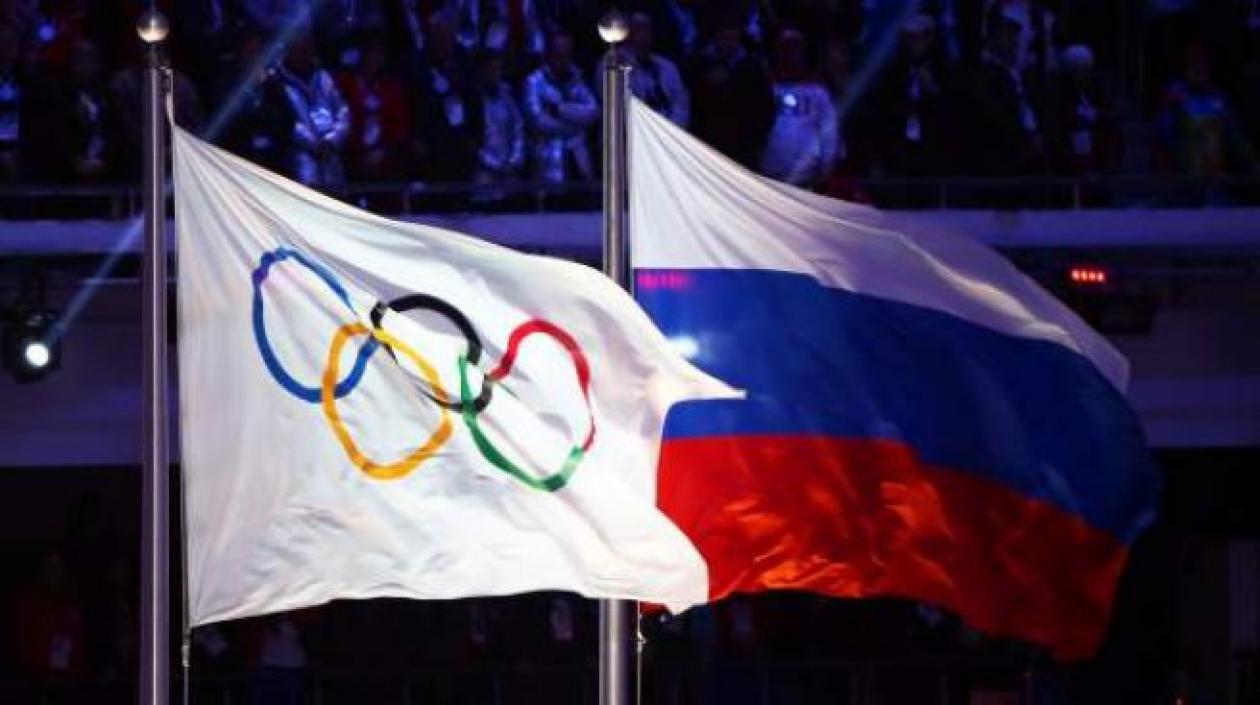 Bandera Olímpica y de Rusia.