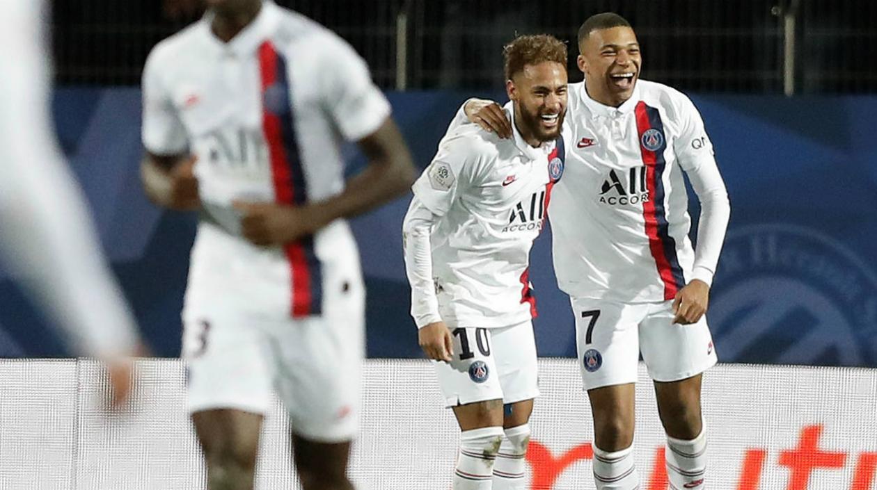 Neymar celebra con Mbappé tras un gol. 