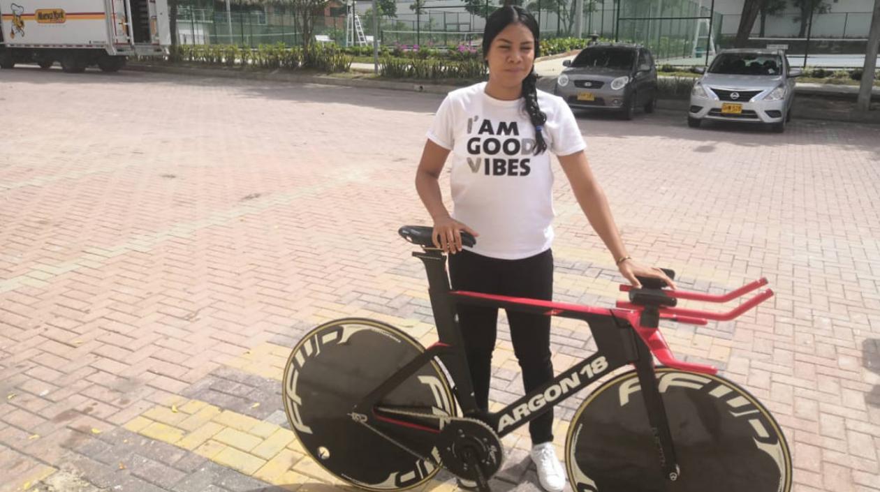 Marianis Salazar con su nueva bicicleta. 