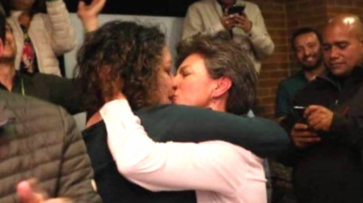 El beso de la pareja tras la elección de Claudia López.