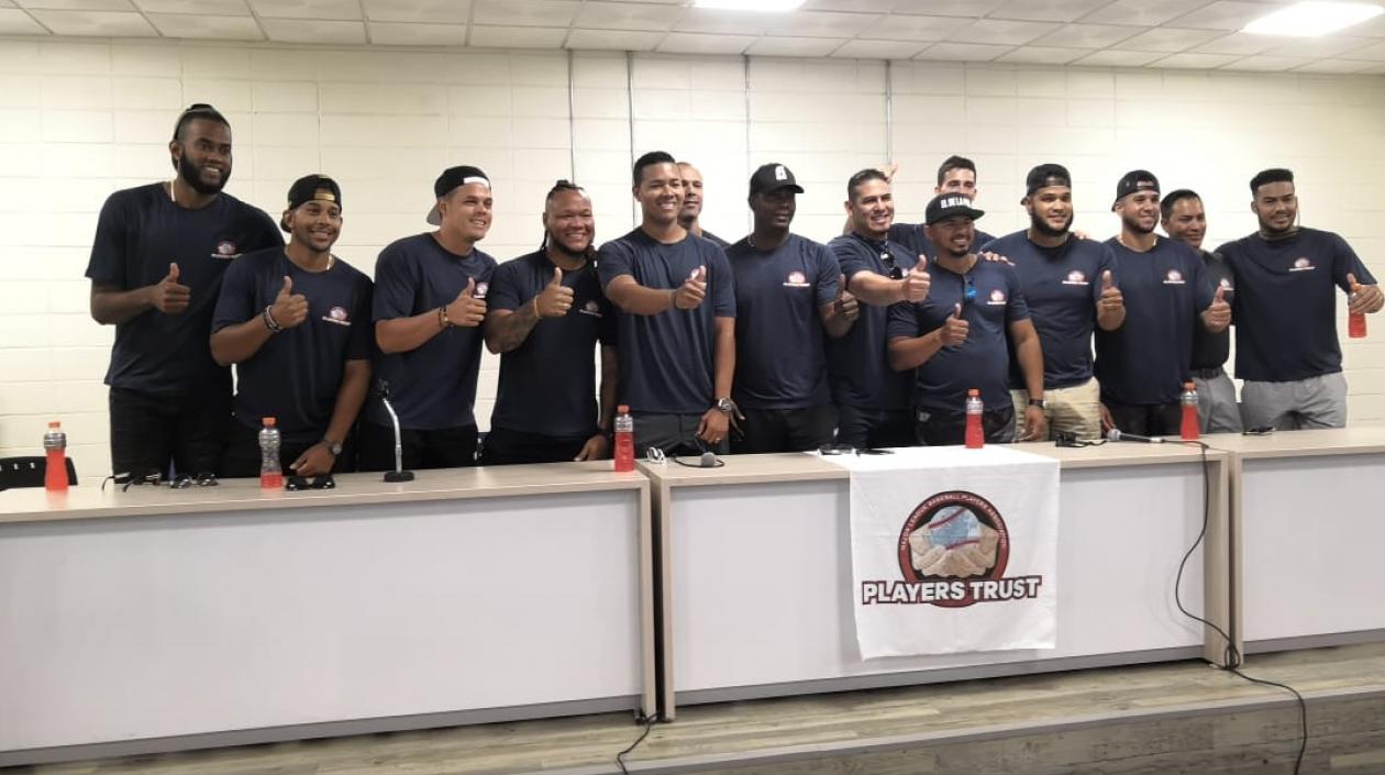 Los peloteros de Grandes Ligas que visitaron Barranquilla para una clínica de béisbol para los niños.