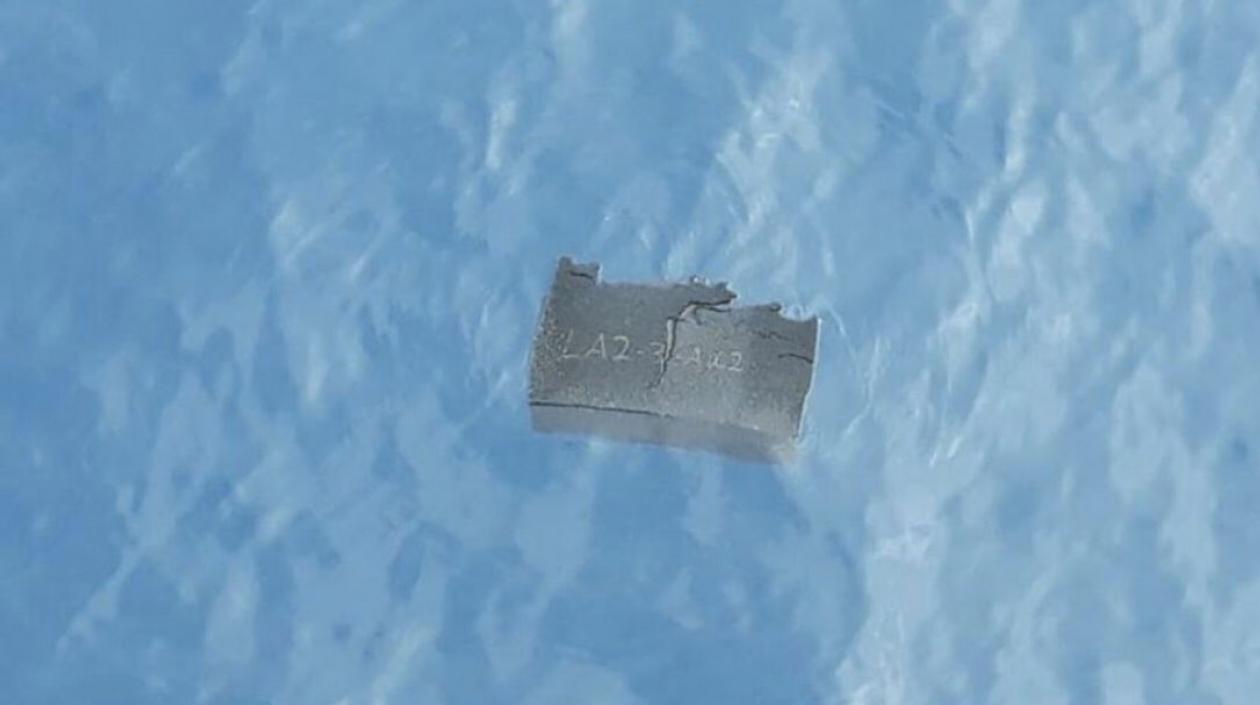 Fotografía cedida por la Fuerza Aérea de Chile (FACh) que muestra un pedazo de espuma flotando cerca del área donde desapareció un avión el pasado lunes camino a la Antártida con 38 personas a bordo.