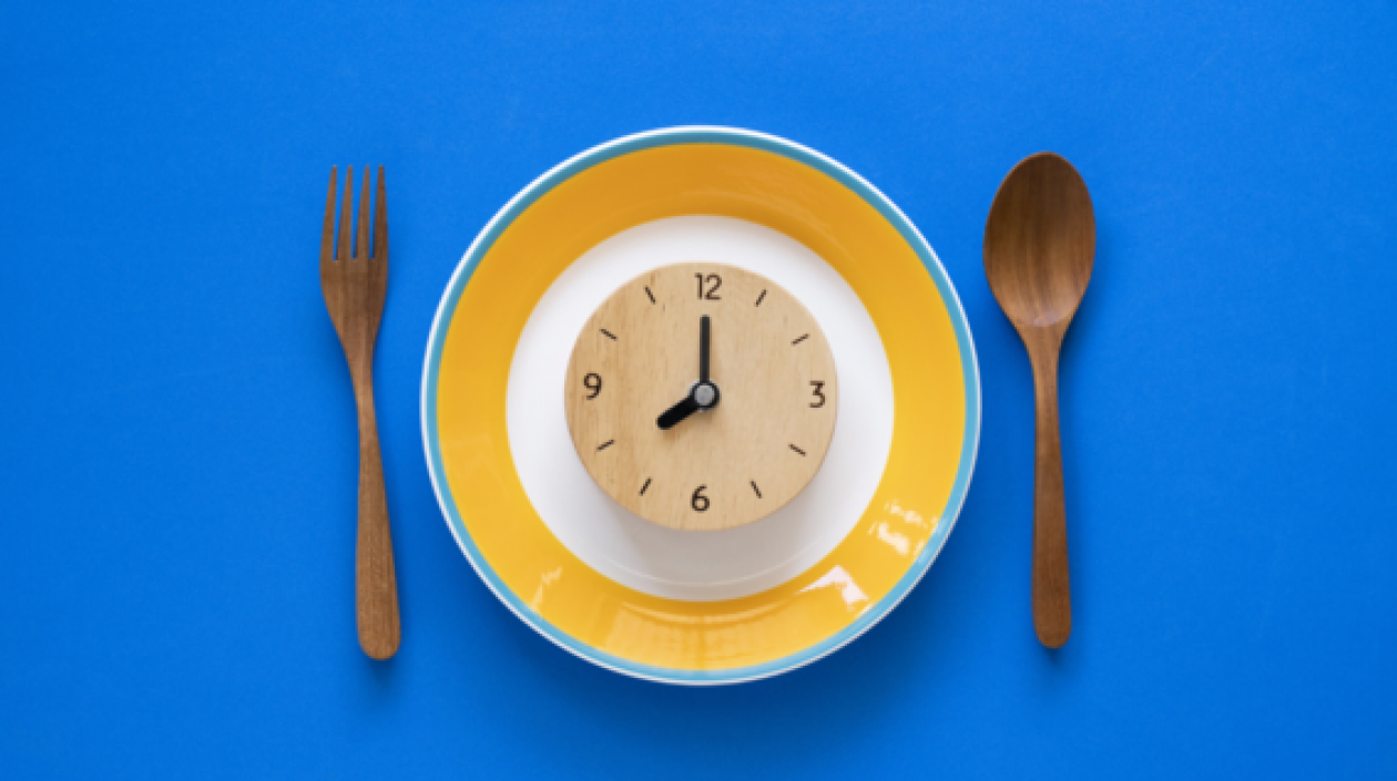 El ayuno intermitente consiste en establecer intervalos de tiempo específicos para las comidas (entre 8 y 12 horas).