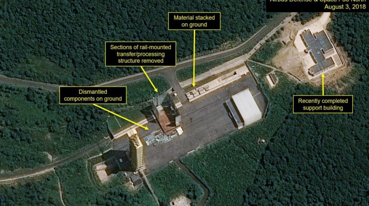 Imagen de un satélite de varias instalaciones clave mientras son desmanteladas en el lugar de lanzamiento de satélites de Sohae, el principal lugar para las pruebas de misiles de Corea del Norte, tomada el 3 de agosto de 2018.