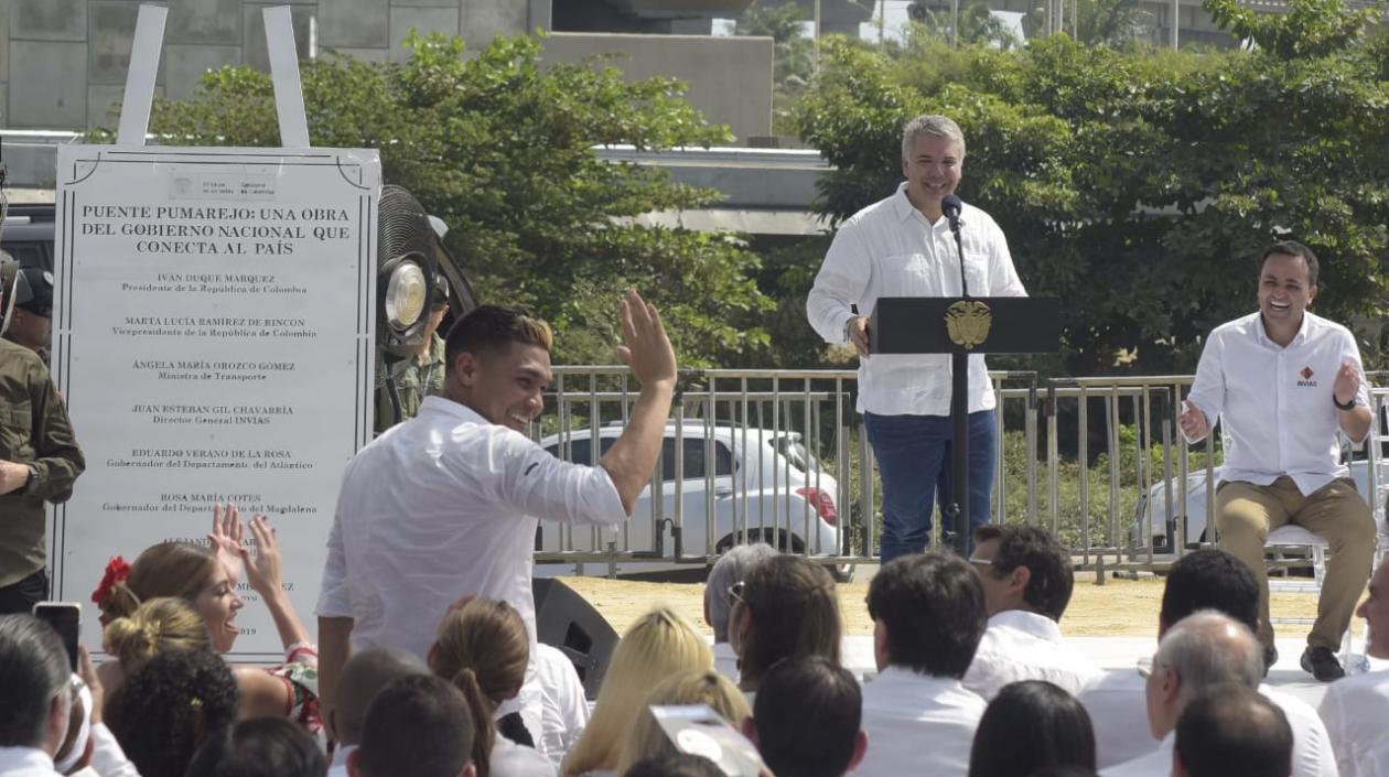 Teófilo Gutiérrez saluda, tras el Presidente agradecerle por el desempeño del Junior.