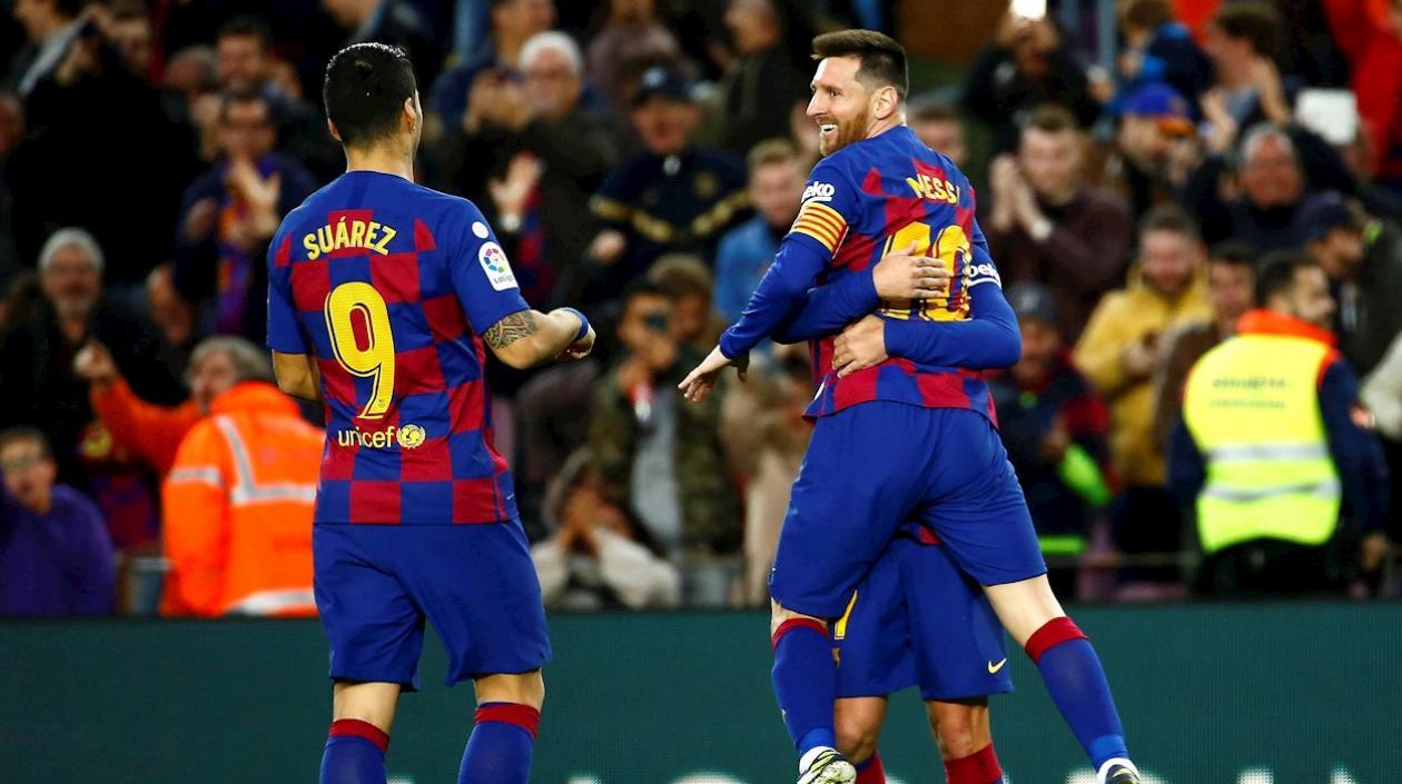 Messi celebra con Suárez y Griezmann.