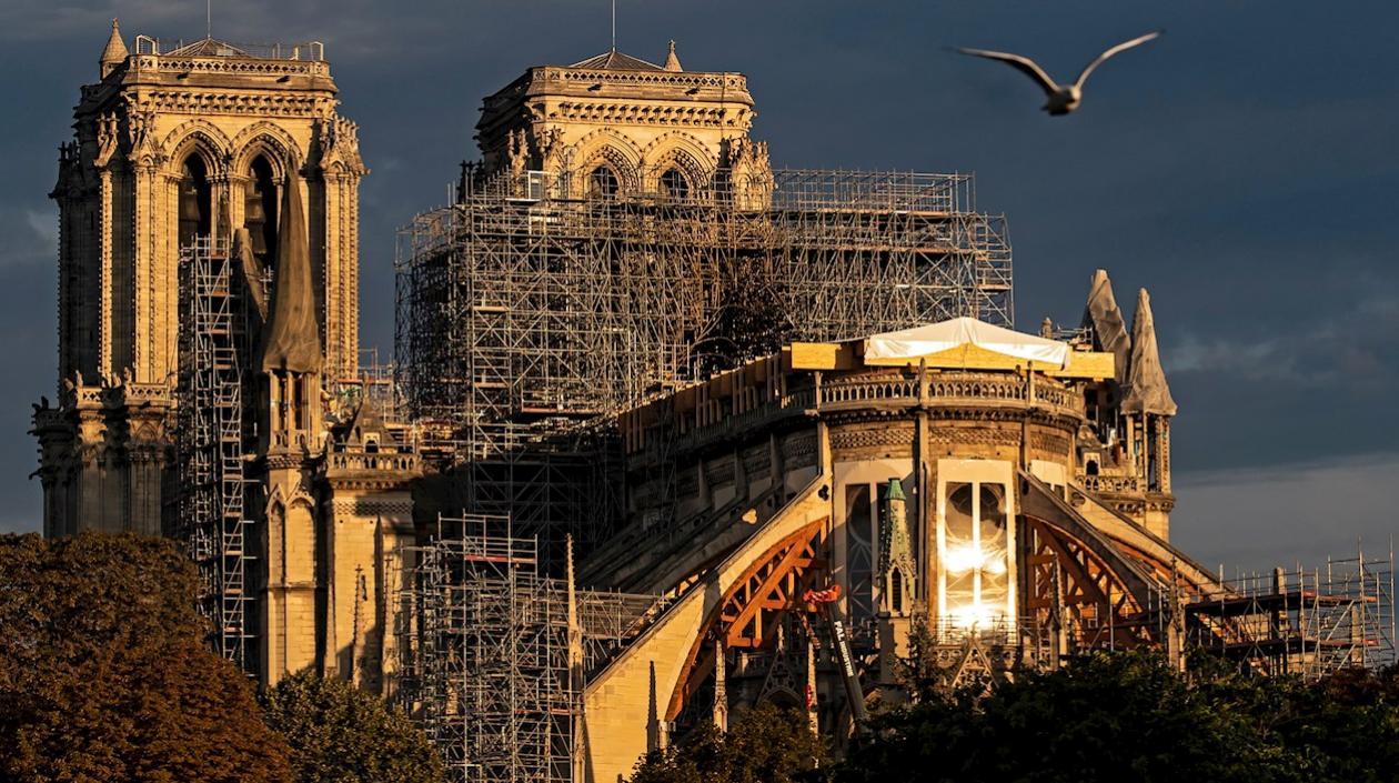 Catedral de Notre Dame siendo reconstruida.