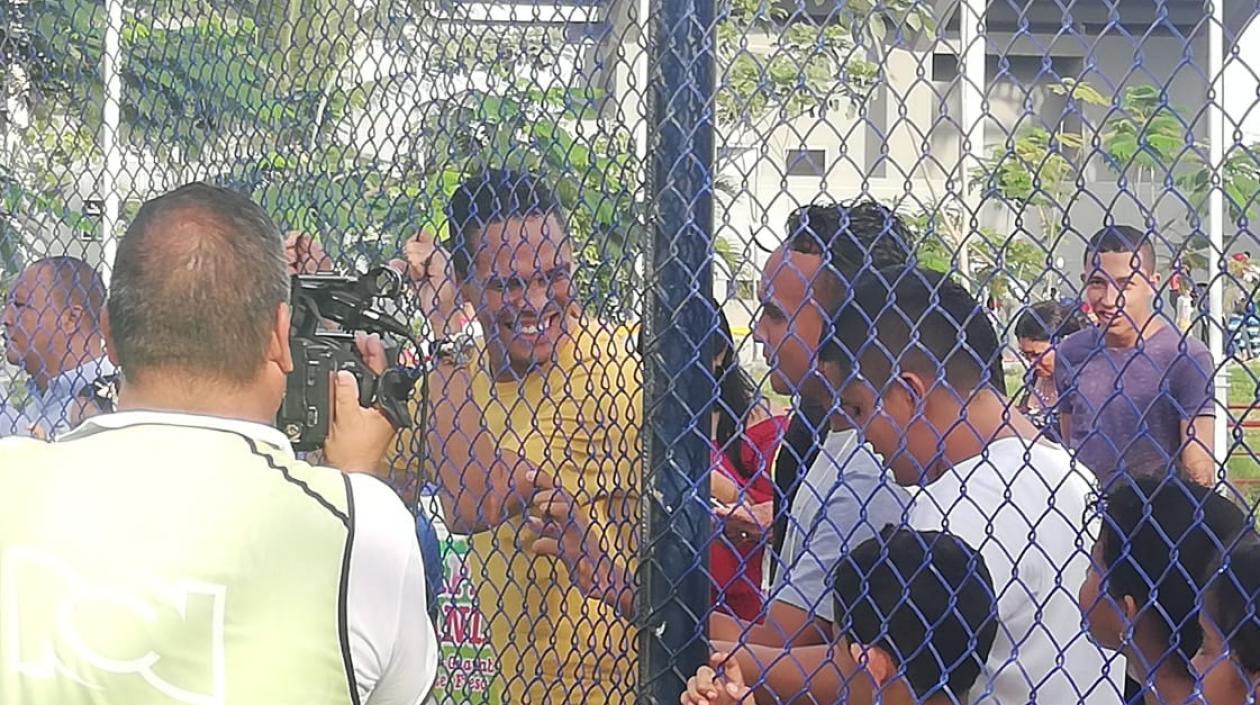 El delantero del Villarreal Carlos Bacca pasa una temporada en Puerto Colombia.