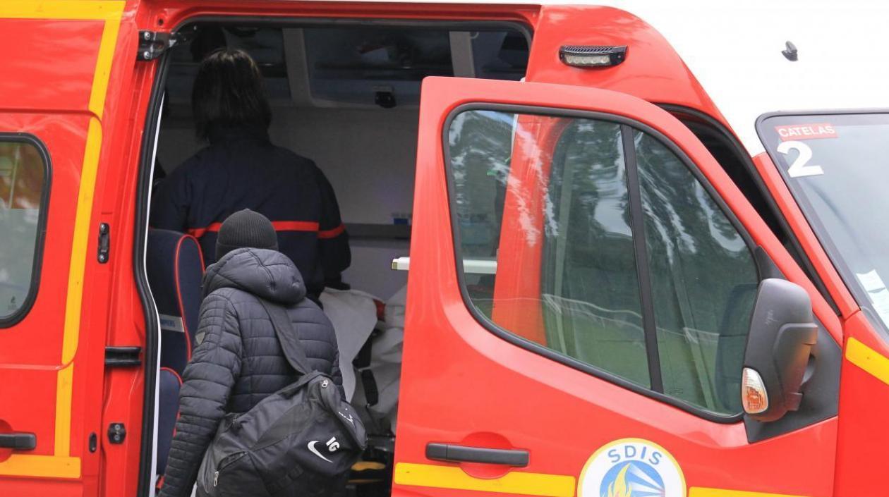 Ambulancias privadas ayudaron al traslado de los intoxicados.
