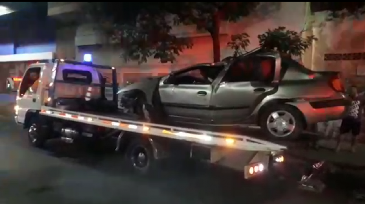 Una grúa del Tránsito recoge en el vehículo accidentado.