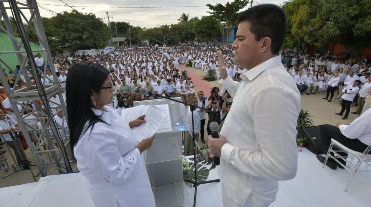 Momento del juramento del Alcalde de Soledad, Rodolfo Ucrós.