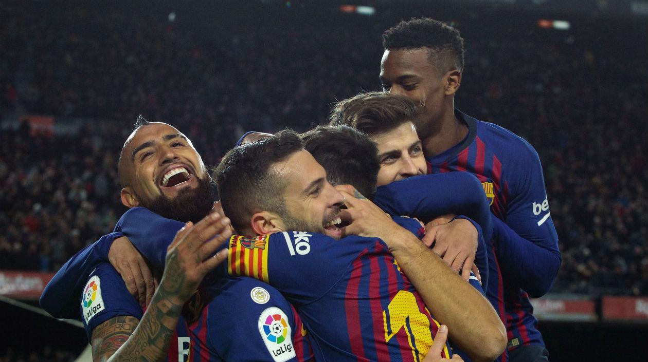 Lionel Messi celebra con sus compañeros un gol. 