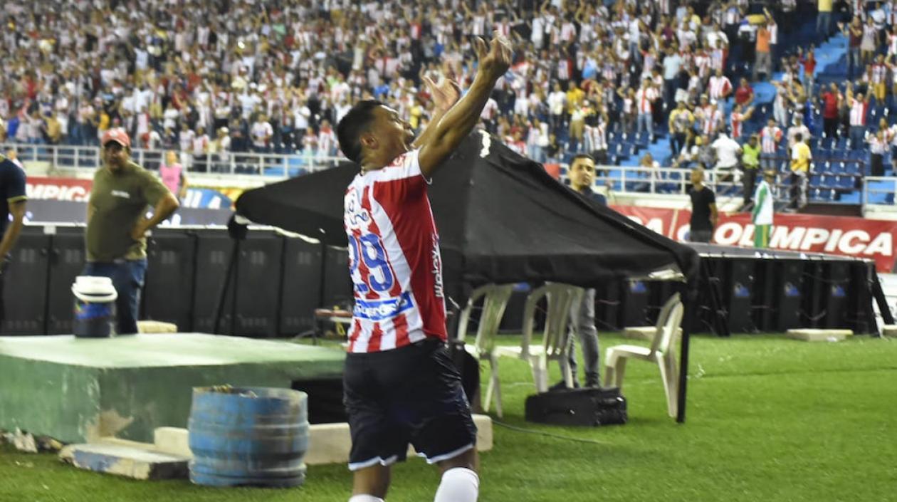 Teófilo Gutiérrez celebrando el tercer gol de los junioristas.
