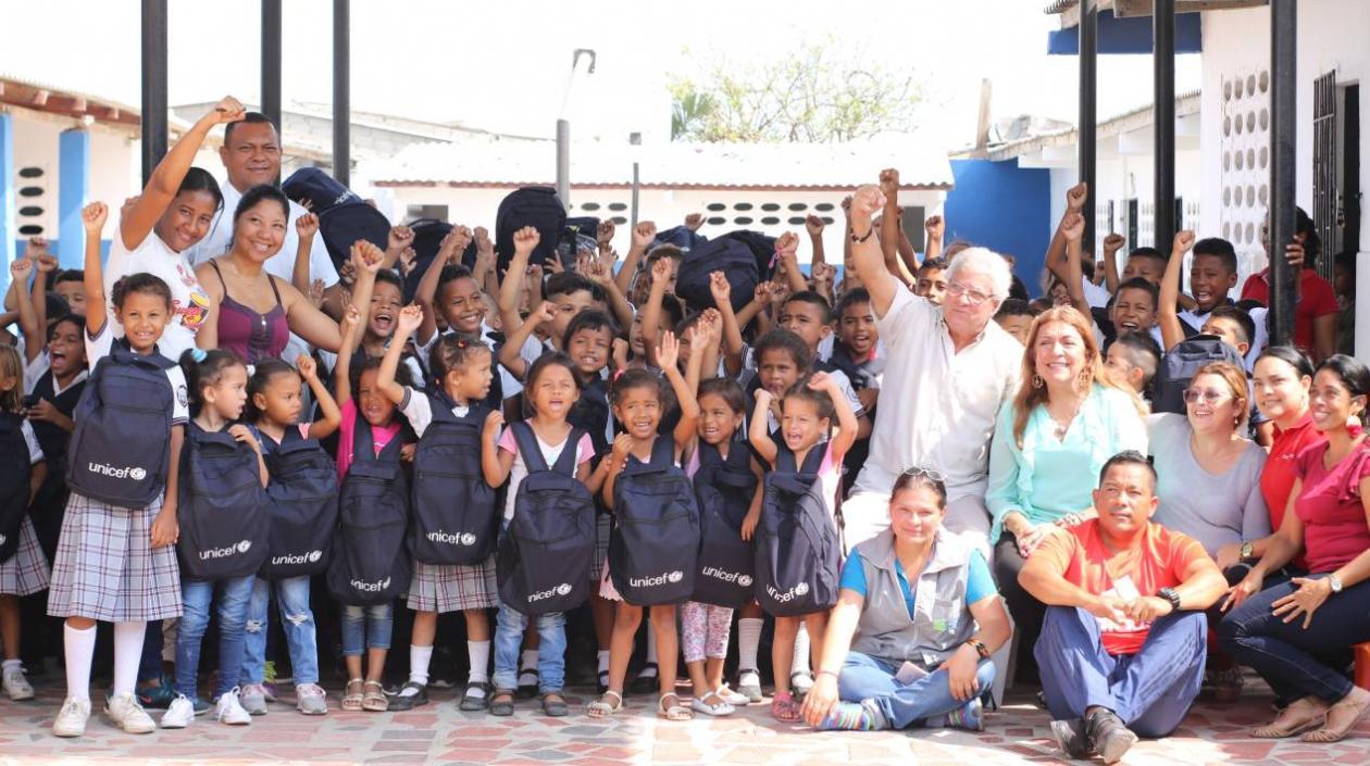 Alcalde de Soledad con niños de primaria.