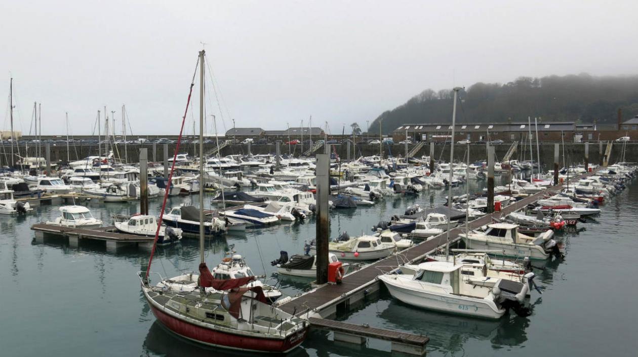 Puerto de la isla de Guernsey, cerca al sitio del accidente de la avioneta de Emiliano Sala. 
