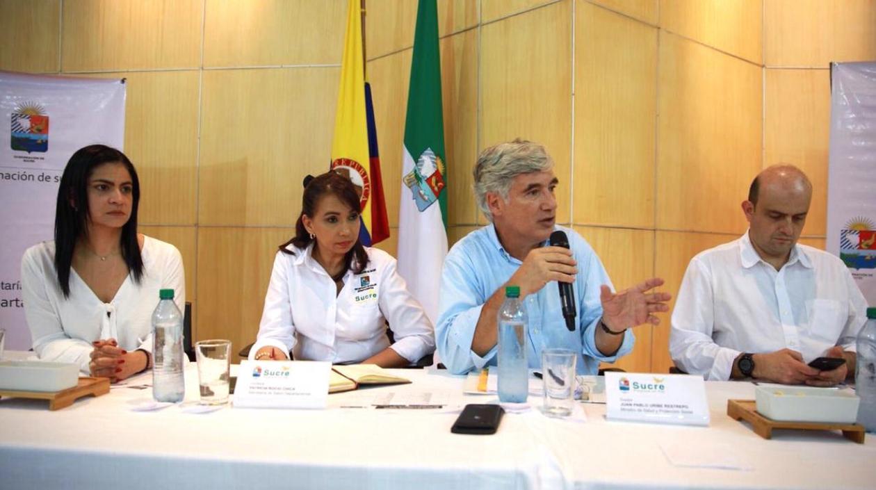 El Ministro de Salud, Juan Pablo Uribe Restrepo, con autoridades del sector.