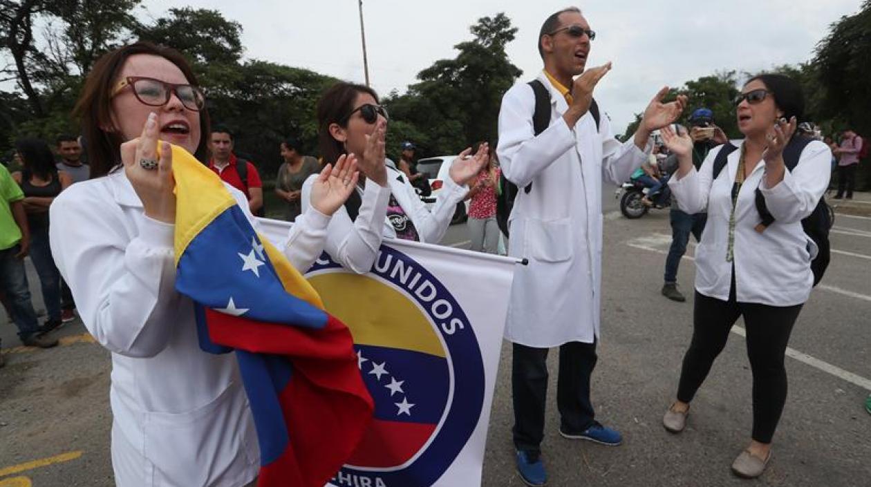 Más de 30 médicos venezolanos llegaron este domingo al lado colombiano del puente internacional de Tienditas