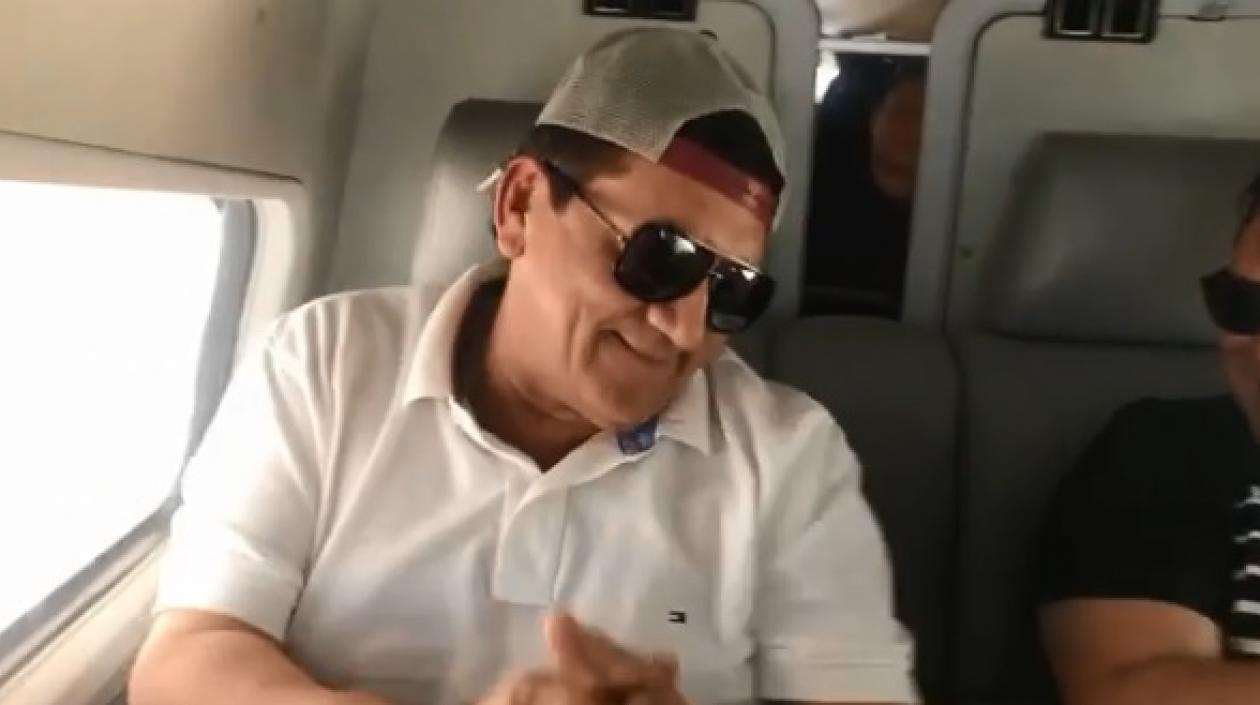 El cantante Poncho Zuleta a bordo de su avión.