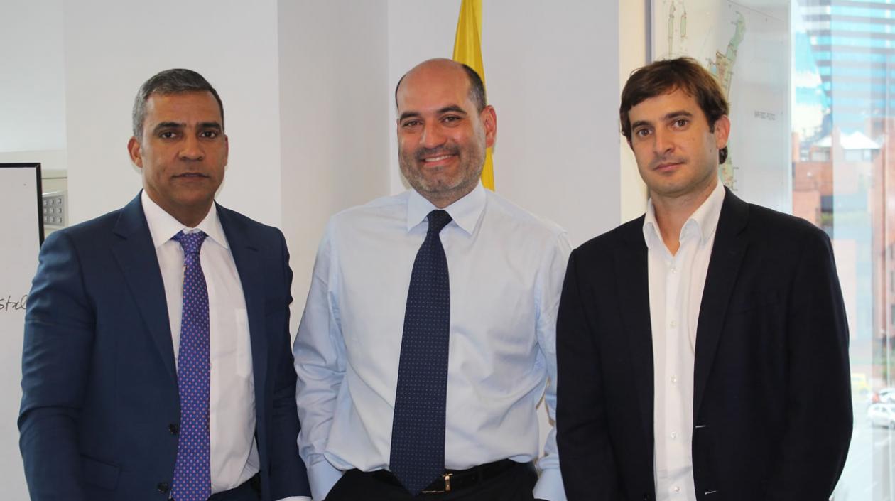 José Curvelo, jefe de Asuntos Portuarios del Distrito; Pedro Pablo Jurado, director de Cormagdalena, y Alfredo Carbonell, director de Asoportuaria