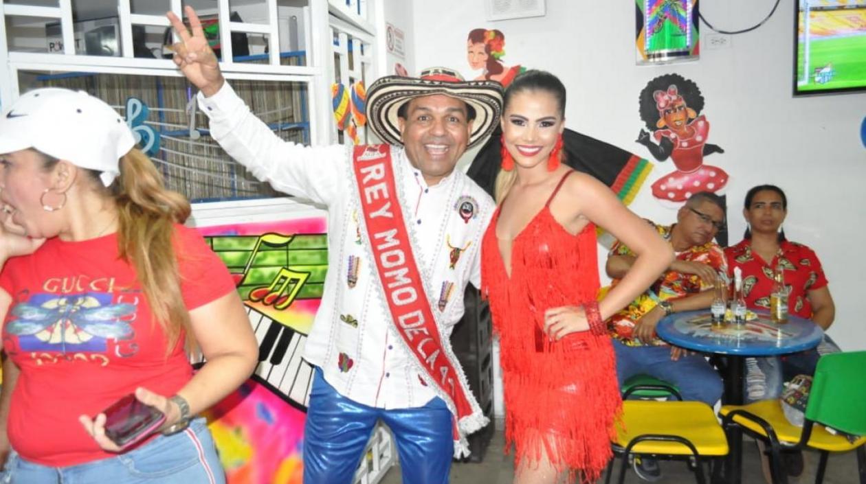 Pedro Tapias y Kelly Restrepo Reyes del Carnaval de la 44.