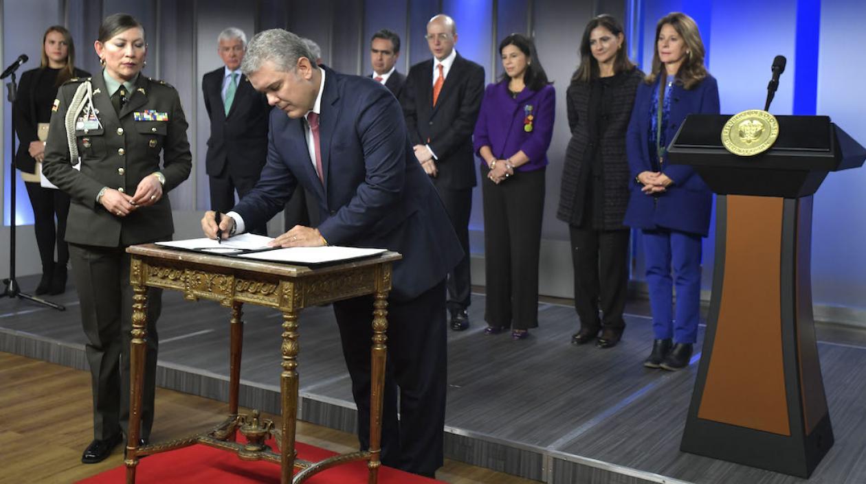 El Presidente Iván Duque firmando el Decreto.