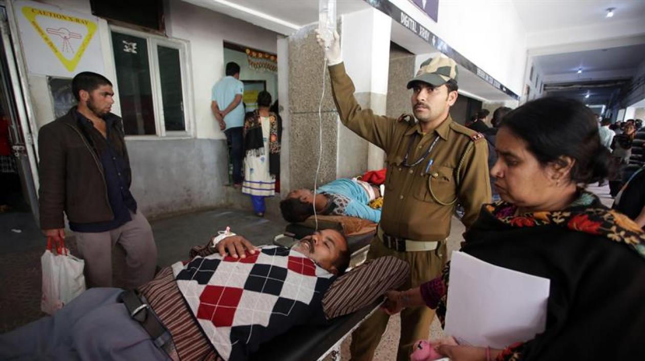 Un civil herido recibe tratamiento en un hospital tras explotar una granada en una estación de autobús de Jammu, capital de invierno de la Cachemira india. 