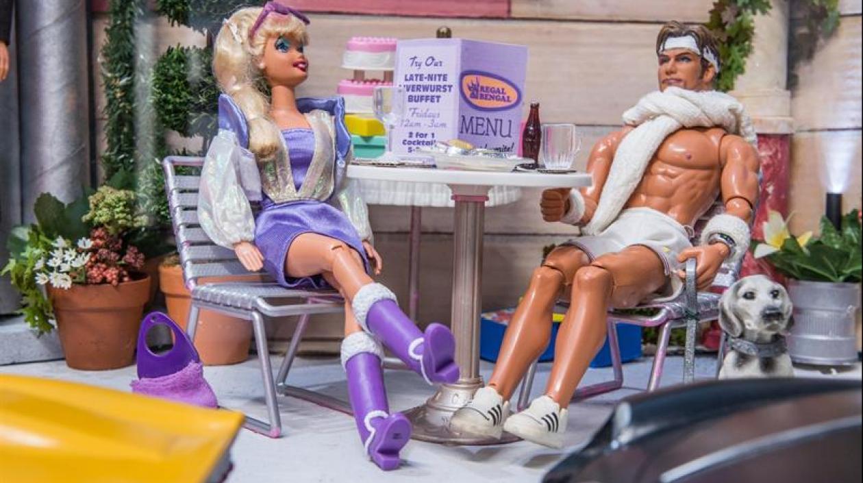Fotografía donde aparece la muñeca Barbie junto a Ken que forman parte de la exposición "The Art of Barbie", que este sábado abre al público en Wilton Manors, al norte de Miami, Florida (EE.UU.).