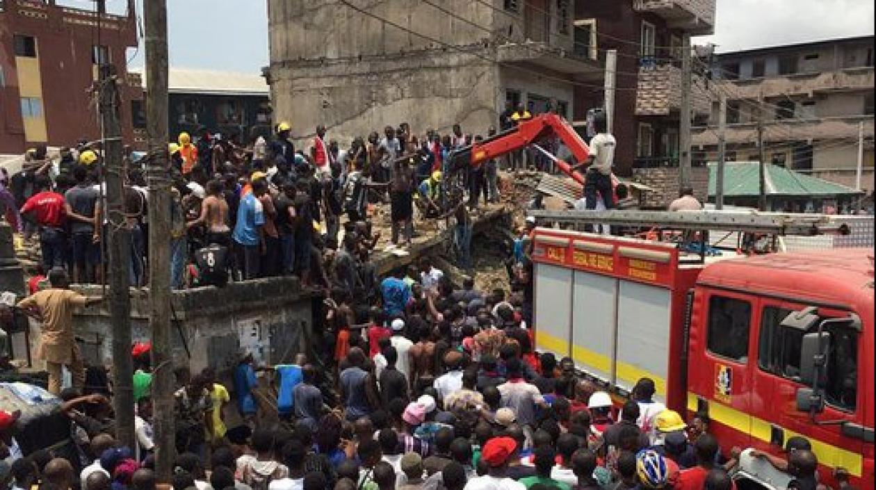  Se derrumbó un edificio de tres pisos de una escuela en  Lagos, la capital de  Nigeria.