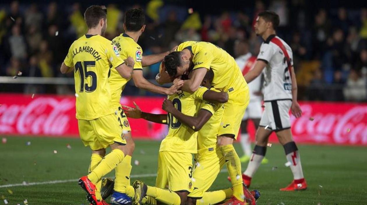 Los jugadores del Villarreal celebran el segundo gol del equipo marcado por Karl Toko
