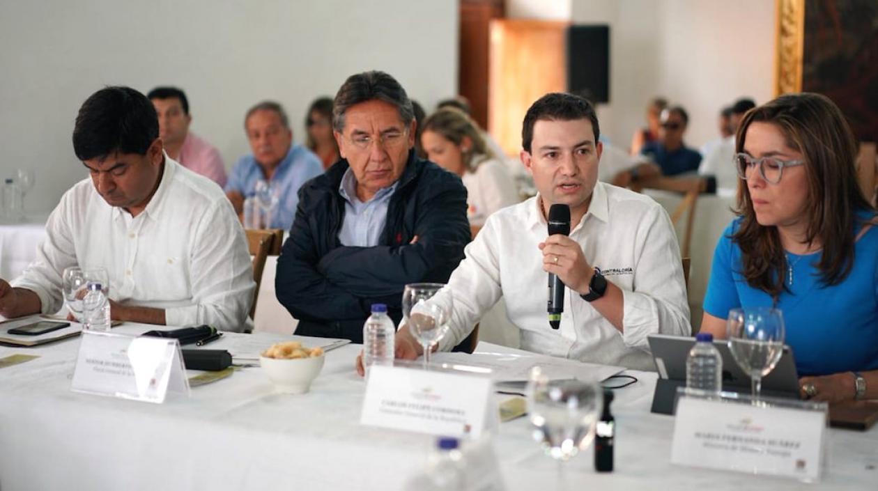El Fiscal Néstor Humberto Martínez, el Contralor Felipe Córdoba y la Ministra de Minas María Fernanda Suárez, presidiendo la reunión.