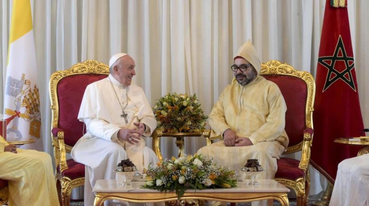 Fotografía facilitada por el Vaticano muestra al Rey Mohammed VI de Marruecos (d) y al Papa Francisco (i) en Rabat, Marruecos. 