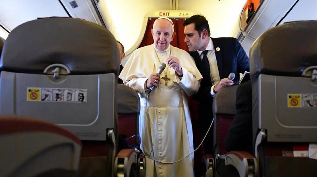Su Santidad en el avión papal.