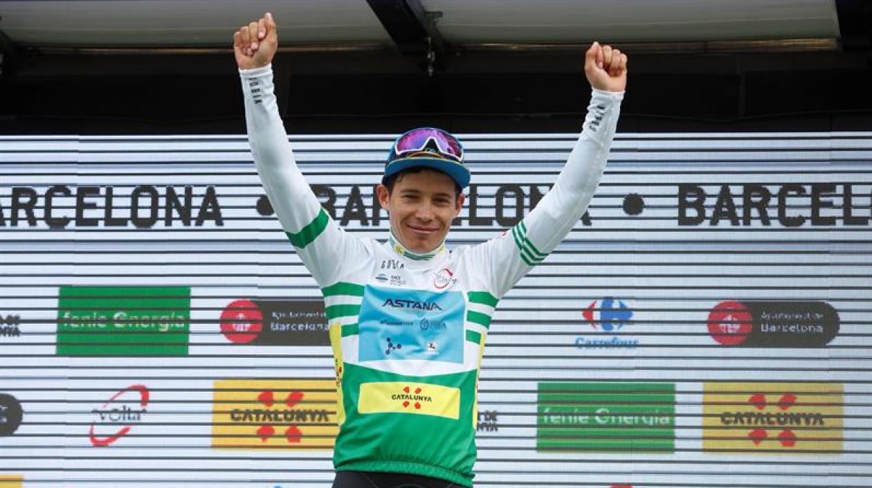 El colombiano Miguel Ángel López (Astana) celebra en el podio su victoria en la 99ª edición de la Volta Ciclista a Catalunya tras la disputa este domingo de la séptima y última etapa, que se llevó el italiano Davide Formolo (Bora-Hansgrohe). 