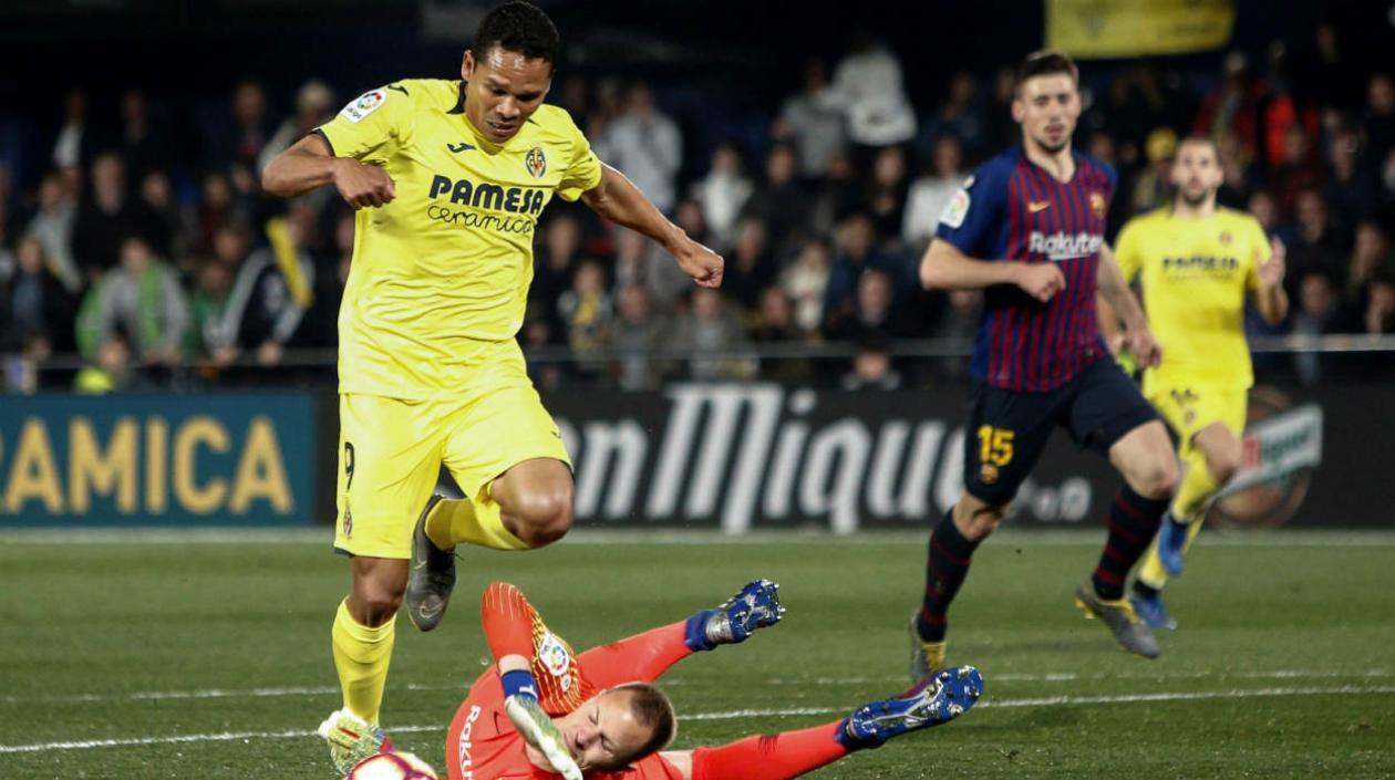 Carlos Bacca, delantero de Villarreal, marca gol al Barcelona. 