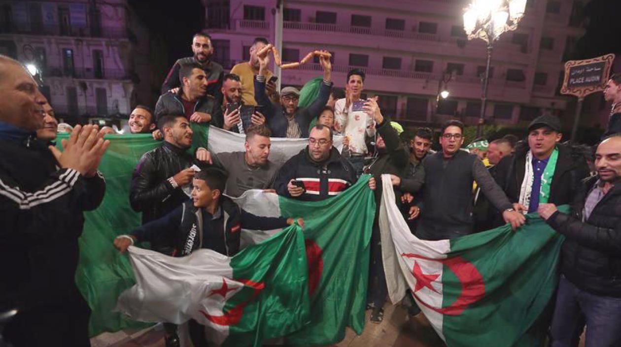 Ciudadanos celebran la renuncia del presidente de Argelia Bouteflika.