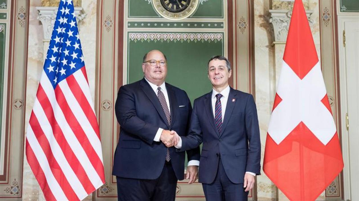 El ministro suizo de Asuntos Exteriores, Ignazio Cassis y el embajador estadounidense en Suiza, Edward T. McMullen.