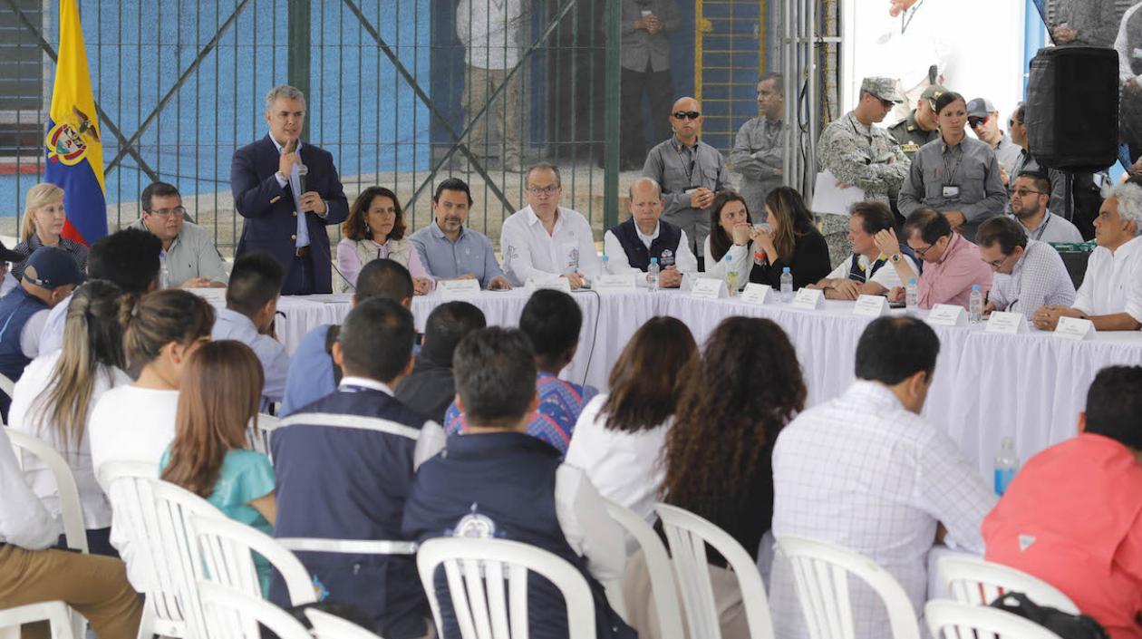 Presidente durante una reunión en Caldono, Cauca.