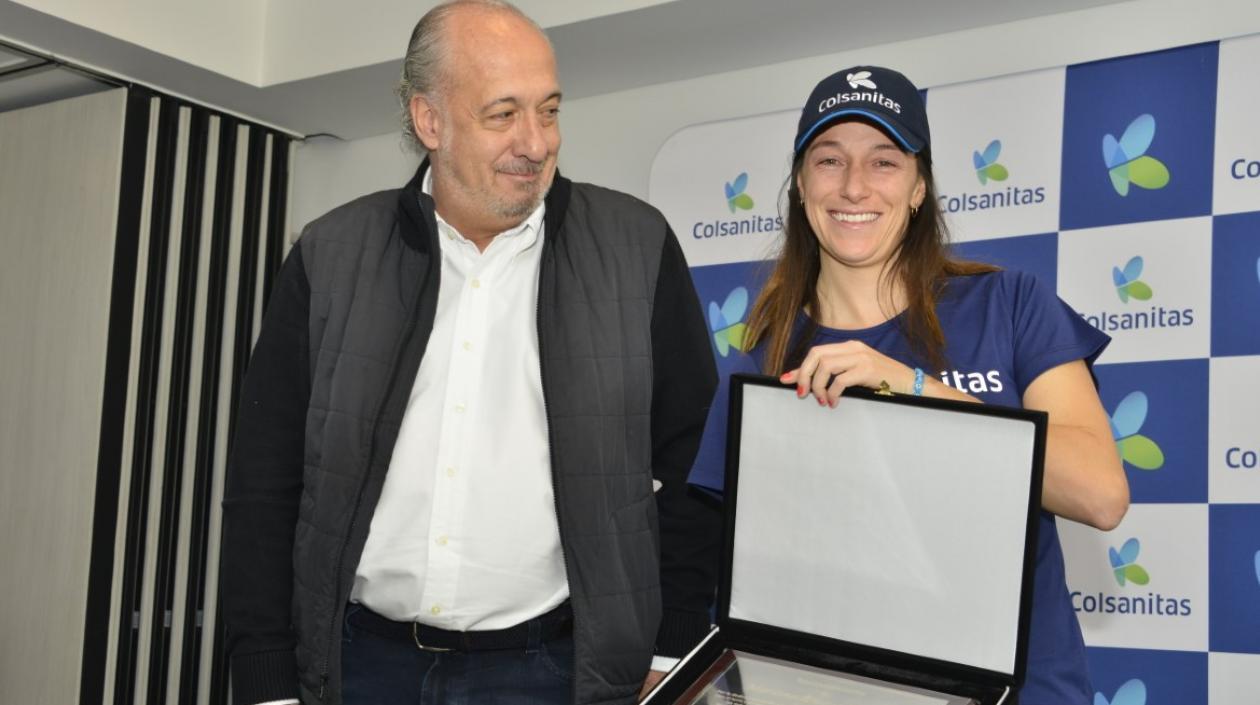 El Presidente de Colsanitas, Ignacio Correa, hizo un reconocimiento a Mariana Duque, que se retira del tenis.