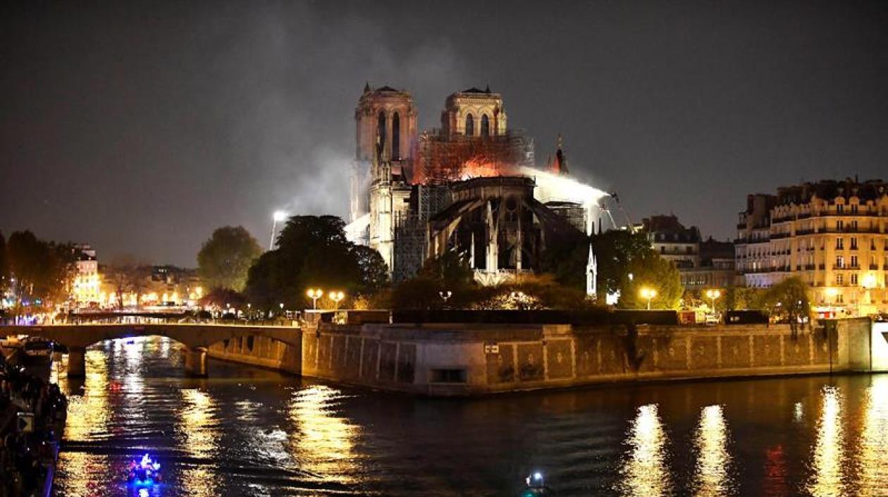Bomberos sofocaron las llamas en la catedral Notre Dame.