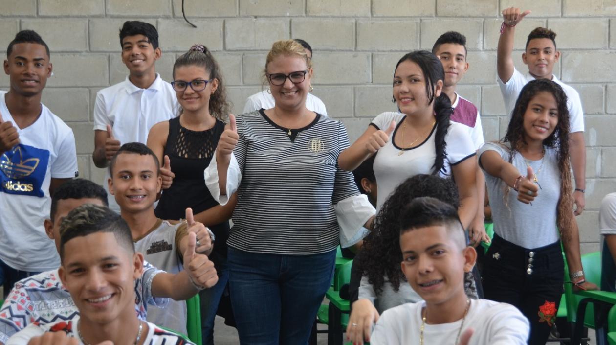 La Secretaria de Educación, Bibiana Rincón, con estudiantes de 11 de IED.