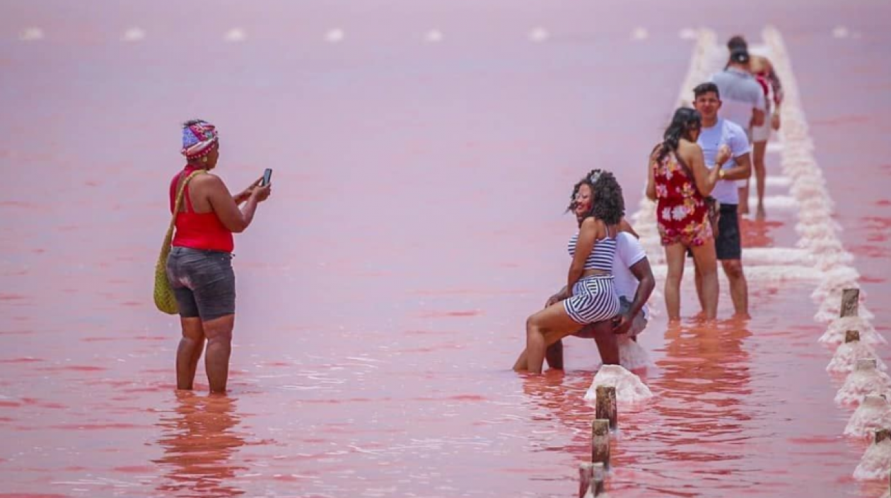Imagen de los turistas que llegan al 'Mar Rosado'.